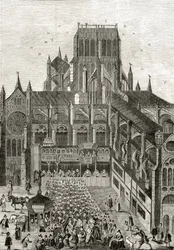 Cruz de San Pablo en los terrenos de la antigua Catedral de San Pablo, de 